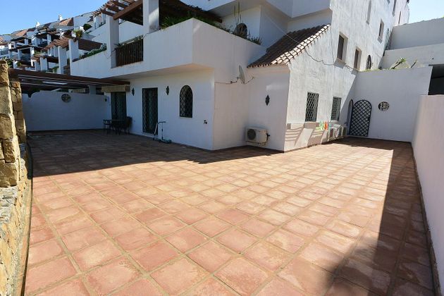Foto 1 de Venta de piso en calle Sierra Bermeja de 3 habitaciones con terraza y piscina