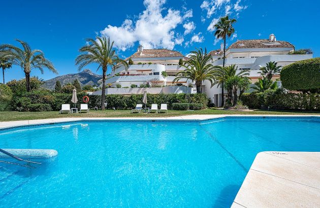 Foto 1 de Alquiler de piso en urbanización Lugar Lomas de Marbella Club de 2 habitaciones con terraza y piscina