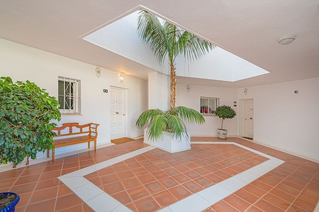 Foto 2 de Alquiler de piso en urbanización Lugar Lomas de Marbella Club de 2 habitaciones con terraza y piscina