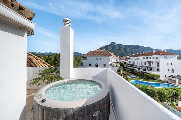 Foto 1 de Àtic en venda a calle Sierra Bermeja de 2 habitacions amb terrassa i piscina