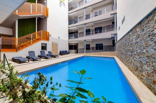 Foto 2 de Venta de piso en Centro - Torrevieja de 2 habitaciones con terraza y piscina