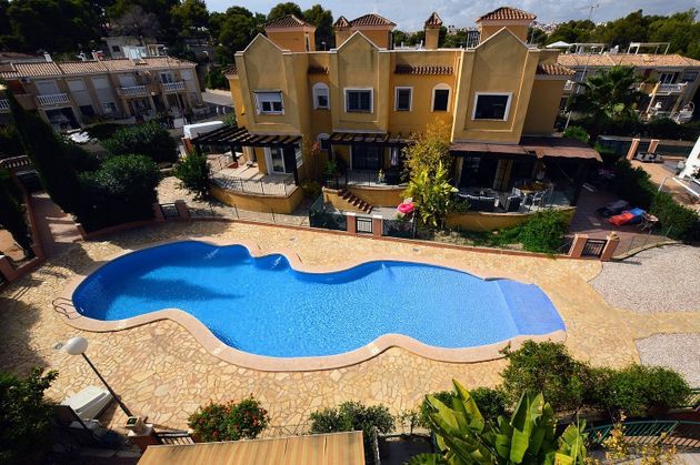 Foto 2 de Casa adossada en venda a Los Balcones - Los Altos del Edén de 4 habitacions amb terrassa i piscina