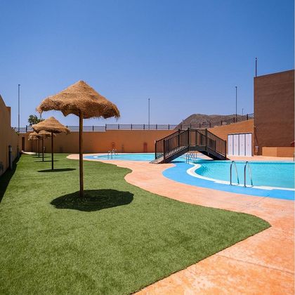 Foto 2 de Venta de piso en calle Pardelas de 3 habitaciones con terraza y piscina