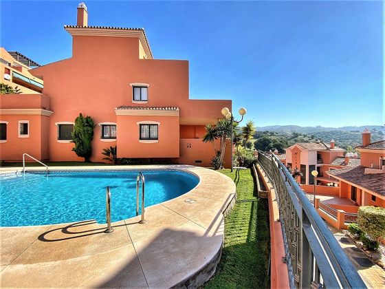 Foto 1 de Piso en venta en Elviria de 3 habitaciones con terraza y piscina