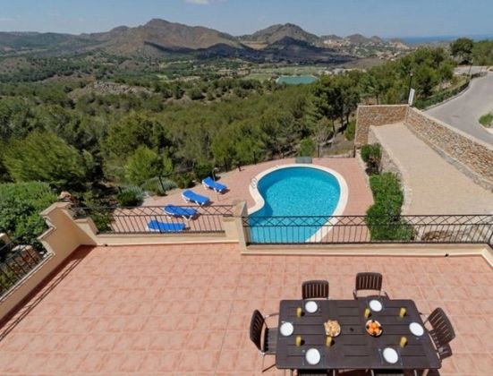 Foto 2 de Chalet en venta en urbanización Monteleon de 3 habitaciones con terraza y piscina