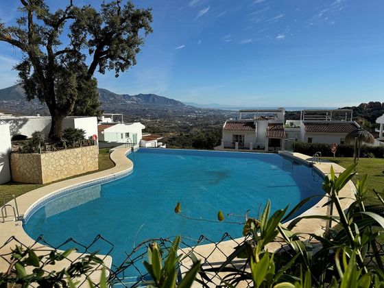 Foto 1 de Piso en venta en Elviria de 2 habitaciones con terraza y piscina
