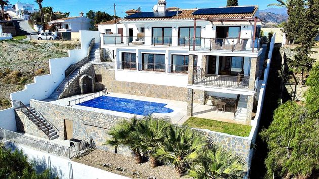 Foto 2 de Xalet en venda a calle Torrepinos de 4 habitacions amb terrassa i piscina