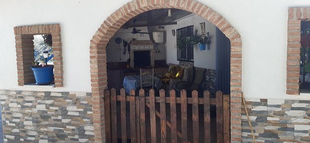 Foto 2 de Venta de casa rural en Zubia (La) de 2 habitaciones con piscina y jardín