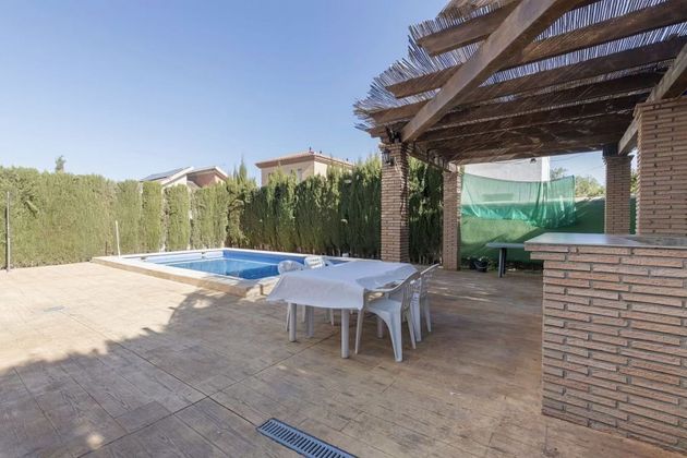 Foto 1 de Venta de chalet en Cúllar Vega de 5 habitaciones con terraza y piscina