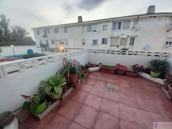 Foto 1 de Piso en venta en Nueva Andalucía centro de 2 habitaciones con terraza y balcón