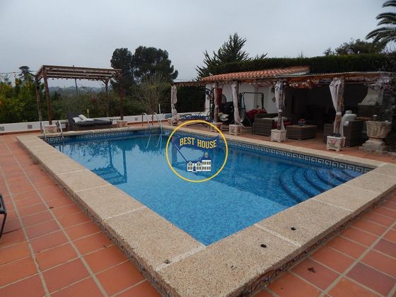 Foto 1 de Chalet en venta en El Fondo de les Neus-El Hondon de las Nieves de 4 habitaciones con terraza y piscina