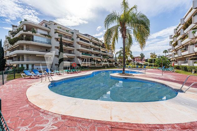 Foto 1 de Venta de piso en Guadalmina de 2 habitaciones con terraza y piscina
