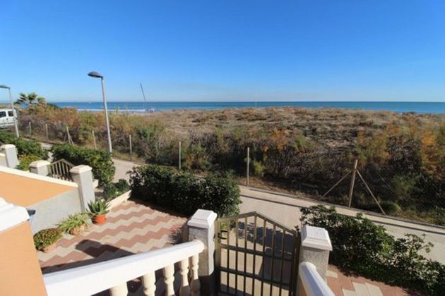 Foto 2 de Casa adossada en venda a El Perellonet de 4 habitacions amb terrassa i piscina