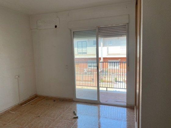 Foto 2 de Casa adossada en venda a calle Pintor Saura Mira de 5 habitacions amb garatge i balcó