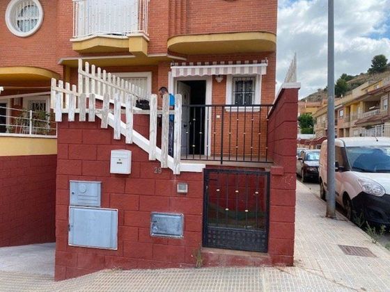 Foto 1 de Venta de casa en calle CL Poeta Vicente Medina de 3 habitaciones con balcón