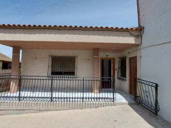 Foto 1 de Casa en venda a calle Miguel Hernandez de 4 habitacions amb terrassa i garatge