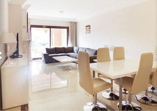 Foto 2 de Àtic en venda a Nueva Andalucía centro de 2 habitacions amb terrassa i garatge