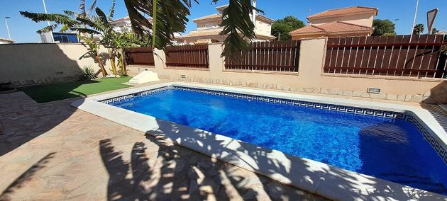 Foto 1 de Venta de chalet en calle Alhama de 4 habitaciones con terraza y piscina