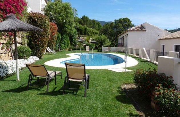 Foto 1 de Casa adossada en venda a Benahavís de 2 habitacions amb terrassa i piscina