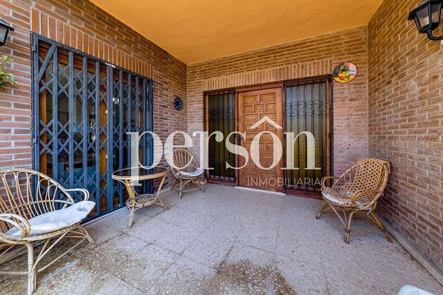 Foto 2 de Venta de chalet en Torrelamata - La Mata de 4 habitaciones con terraza y jardín