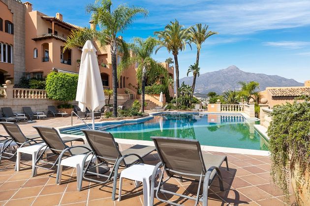 Foto 1 de Dúplex en venda a Los Naranjos - Las Brisas de 3 habitacions amb terrassa i piscina