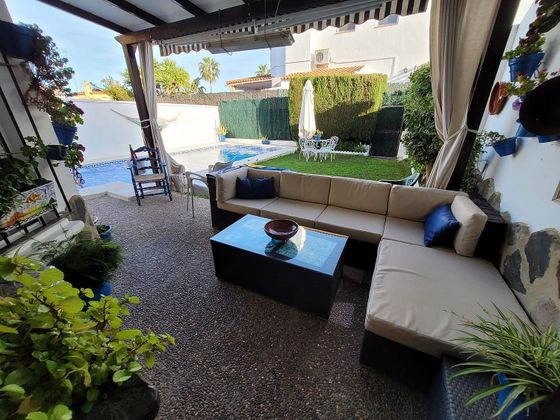 Foto 1 de Venta de casa adosada en Montequinto de 4 habitaciones con terraza y piscina
