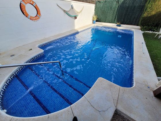 Foto 2 de Casa adossada en venda a Montequinto de 4 habitacions amb terrassa i piscina