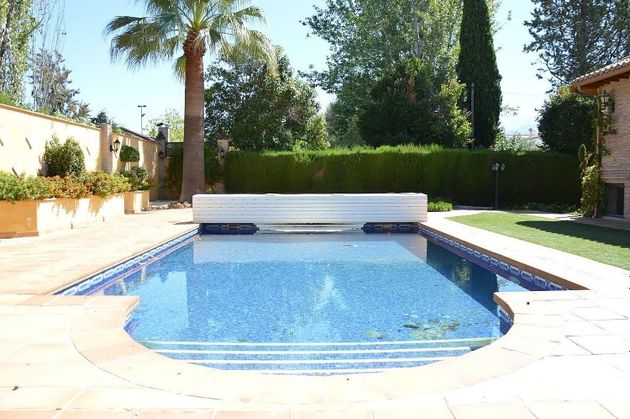 Foto 1 de Chalet en venta en Ogíjares de 4 habitaciones con piscina y jardín