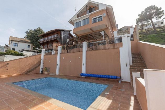 Foto 1 de Venta de chalet en Zubia (La) de 5 habitaciones con terraza y piscina