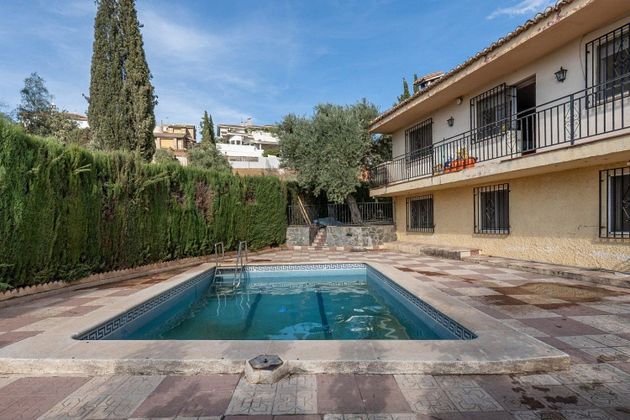 Foto 1 de Chalet en venta en Huétor Vega de 3 habitaciones con terraza y piscina