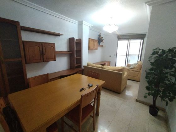 Foto 2 de Pis en lloguer a Centro - Murcia de 2 habitacions amb terrassa i mobles