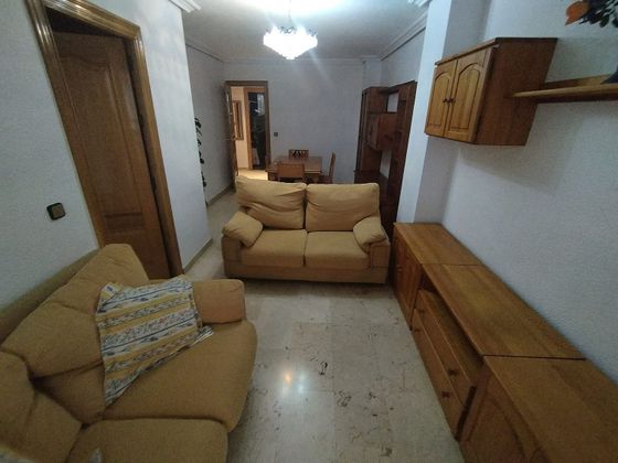 Foto 1 de Alquiler de piso en Centro - Murcia de 2 habitaciones con terraza y muebles