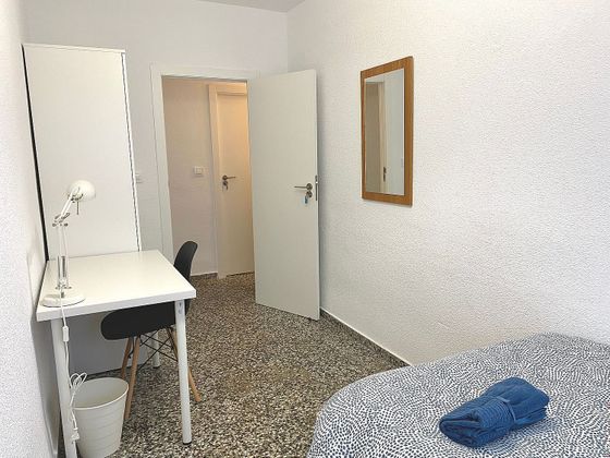 Foto 1 de Piso en alquiler en calle Maestra María Maroto de 4 habitaciones con muebles y balcón