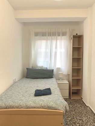 Foto 2 de Piso en alquiler en calle Maestra María Maroto de 4 habitaciones con muebles y balcón