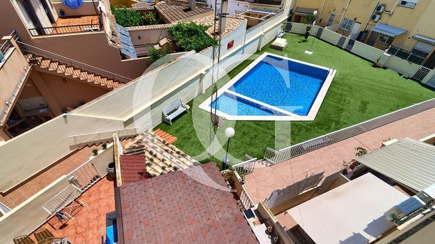 Foto 2 de Casa adossada en venda a Moncada de 3 habitacions amb terrassa i piscina
