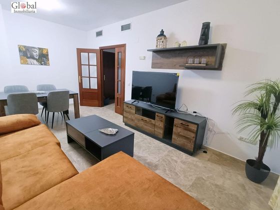 Foto 1 de Alquiler de piso en Avda. Elvas de 3 habitaciones con muebles y calefacción