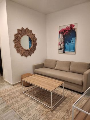 Foto 1 de Piso en alquiler en San Gil de 2 habitaciones con muebles y aire acondicionado