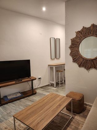 Foto 2 de Piso en alquiler en San Gil de 2 habitaciones con muebles y aire acondicionado
