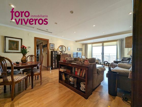 Foto 2 de Alquiler de piso en Jaume Roig de 3 habitaciones con muebles y balcón