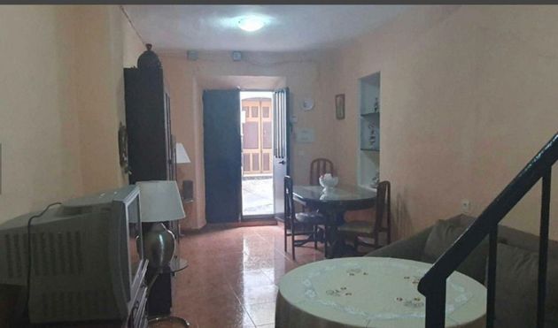 Foto 1 de Casa adossada en venda a calle Yunquera de 5 habitacions amb terrassa i balcó