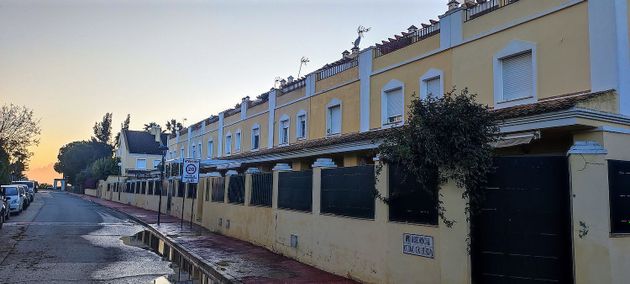 Foto 1 de Casa adossada en venda a calle Residencial Ciudad de Huelva de 3 habitacions amb terrassa i piscina