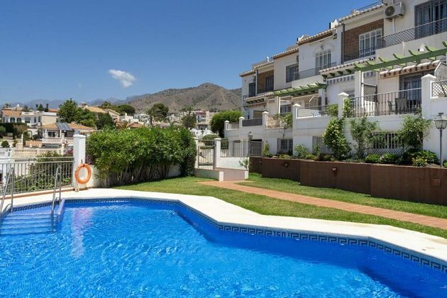 Foto 1 de Casa adossada en venda a Nueva Nerja - Burriana de 2 habitacions amb terrassa i piscina