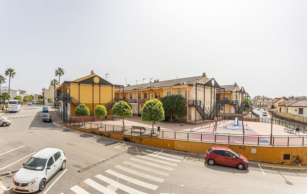 Foto 2 de Venta de piso en Guillena de 2 habitaciones con terraza y aire acondicionado