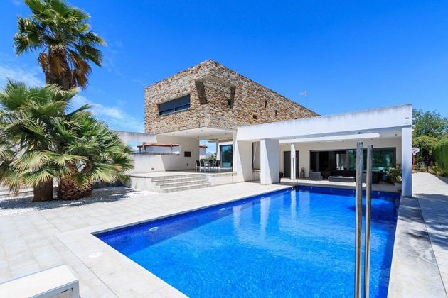 Foto 1 de Venta de casa en Gójar de 5 habitaciones con terraza y piscina