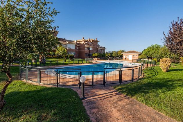 Foto 2 de Pis en venda a Zubia (La) de 3 habitacions amb terrassa i piscina