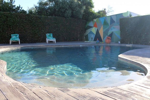 Foto 2 de Xalet en venda a Nuevo Bulevar de 4 habitacions amb piscina i jardí