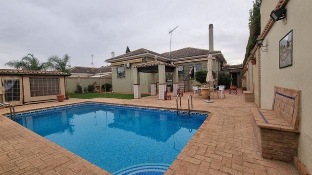 Foto 1 de Chalet en venta en Espartinas de 5 habitaciones con terraza y piscina