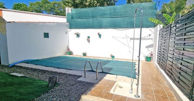 Foto 2 de Casa en venta en Espartinas de 5 habitaciones con terraza y piscina
