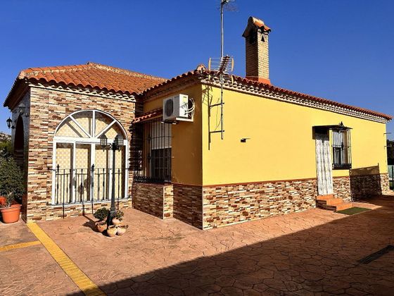 Foto 2 de Venta de chalet en Carmona de 4 habitaciones con terraza y piscina