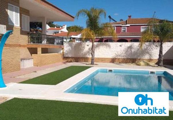 Foto 2 de Casa en venta en Aljaraque de 5 habitaciones con terraza y piscina